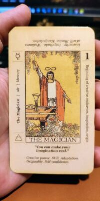 Magicianul reprezintă principiul ordonator al conștiinței, funcția prin care potențialul nediferențiat al Nebunului este structurat și direcționat. El simbolizează vectorul de manifestare, capacitatea psihicului de a transforma intenția în acțiune prin voință, atenție și control al energiilor subtile. În arhitectura Tarotului, Magicianul este arhetipul mediatorului între planul mental și cel material, operatorul care activează instrumentele creației și inaugurează procesul de individualizare. Este funcția cognitivă primară: focalizare, inițiativă și putere de modelare a realității.