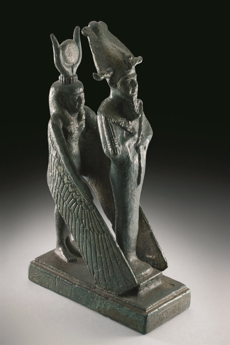 Statueta Isis și Osiris (Egipt, cca. 664–525 î.Hr.) o arată pe zeița Isis cu aripile ocrotitoare întinse în jurul soțului și fratelui ei, zeul Osiris, cu coroana atef și însemnele regale (cârja heka și biciul nekhekh). Sursă: Muzeul Egiptean din Barcelona. Pe lângă Textele Piramidelor (cca. 2400 î.Hr.), mitul lui Osiris este recuperat și de istoricul grec Plutarh (cca. 46–120 d.Hr.)